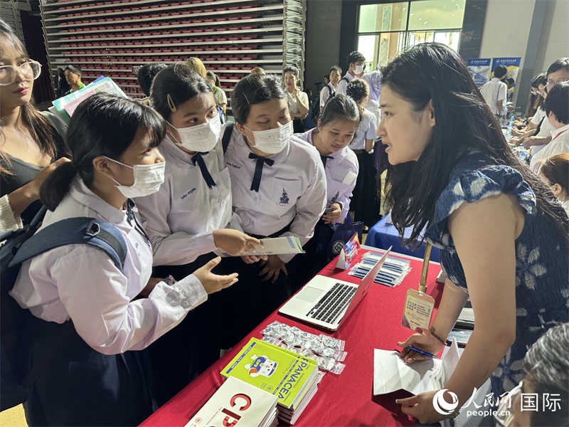 來自泰國的學生、家長在教育展臺前咨詢。人民網(wǎng)記者 簡承淵攝