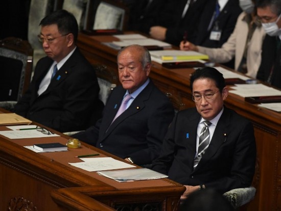 ??2023年12月13日，日本首相岸田文雄（右）參加國會閉會式。新華社記者馮武勇攝