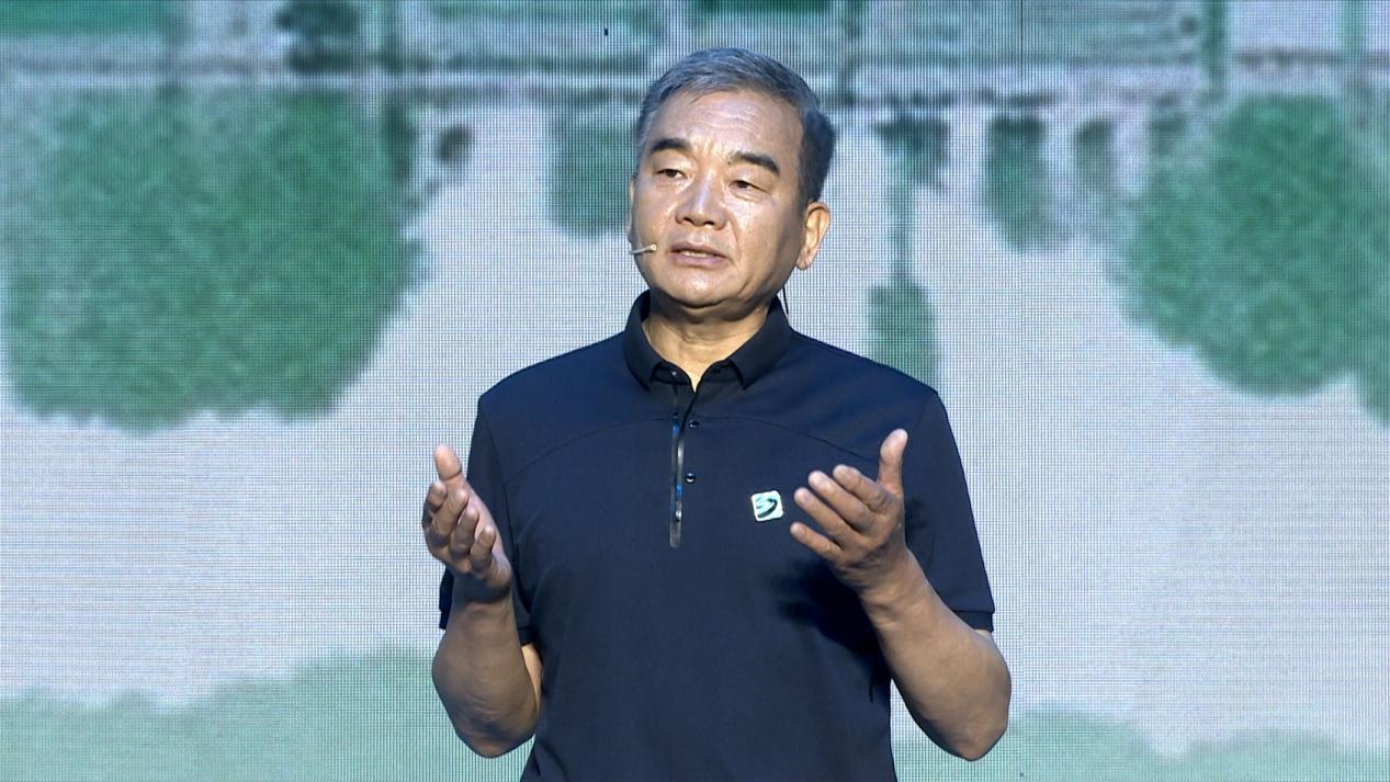 中國博物館協(xié)會理事長劉曙光現(xiàn)場講述。