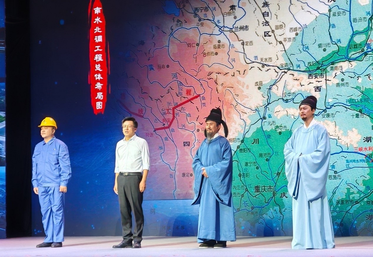 演員張志堅（右二）、演員侯京健（右一）、北京郭守敬紀(jì)念館執(zhí)行館長張鵬（左二）和江蘇省江都水利工程管理處第二抽水站管理所副所長郭凱（左一）同臺演繹。