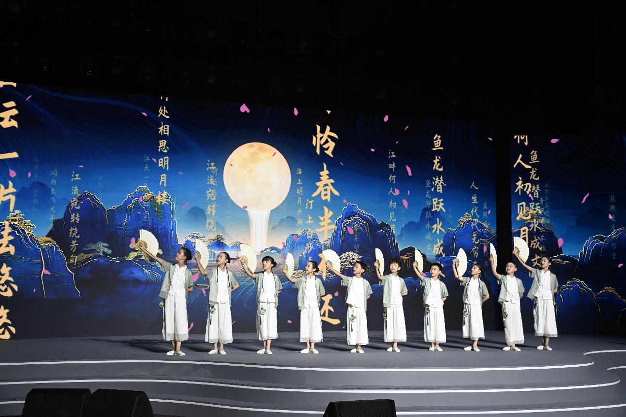 揚州市邗江區(qū)實驗學(xué)校蔣王小學(xué)學(xué)生吟誦《春江花月夜》。