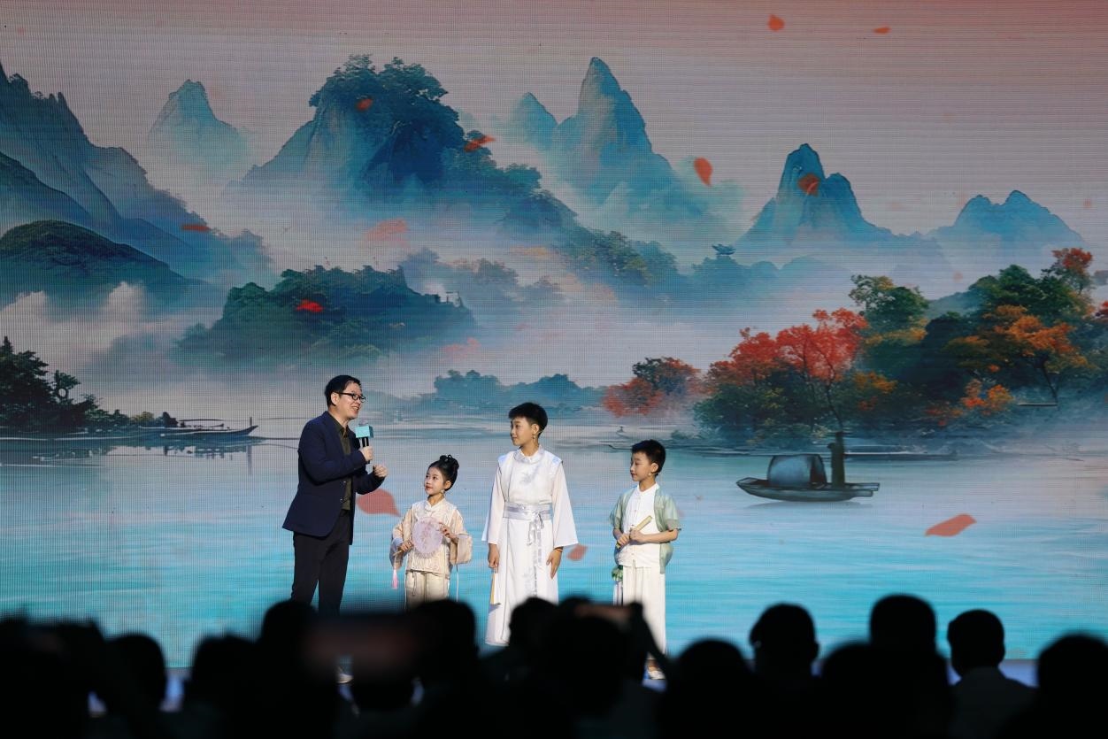 南京師范大學(xué)教授酈波（左一）與2024中國詩詞大會選手張可兒（左二）、姜敬曦（右二），揚州市邗江區(qū)實驗學(xué)校蔣王小學(xué)學(xué)生陸俊屹（右一）趣談大運河詩詞文化。