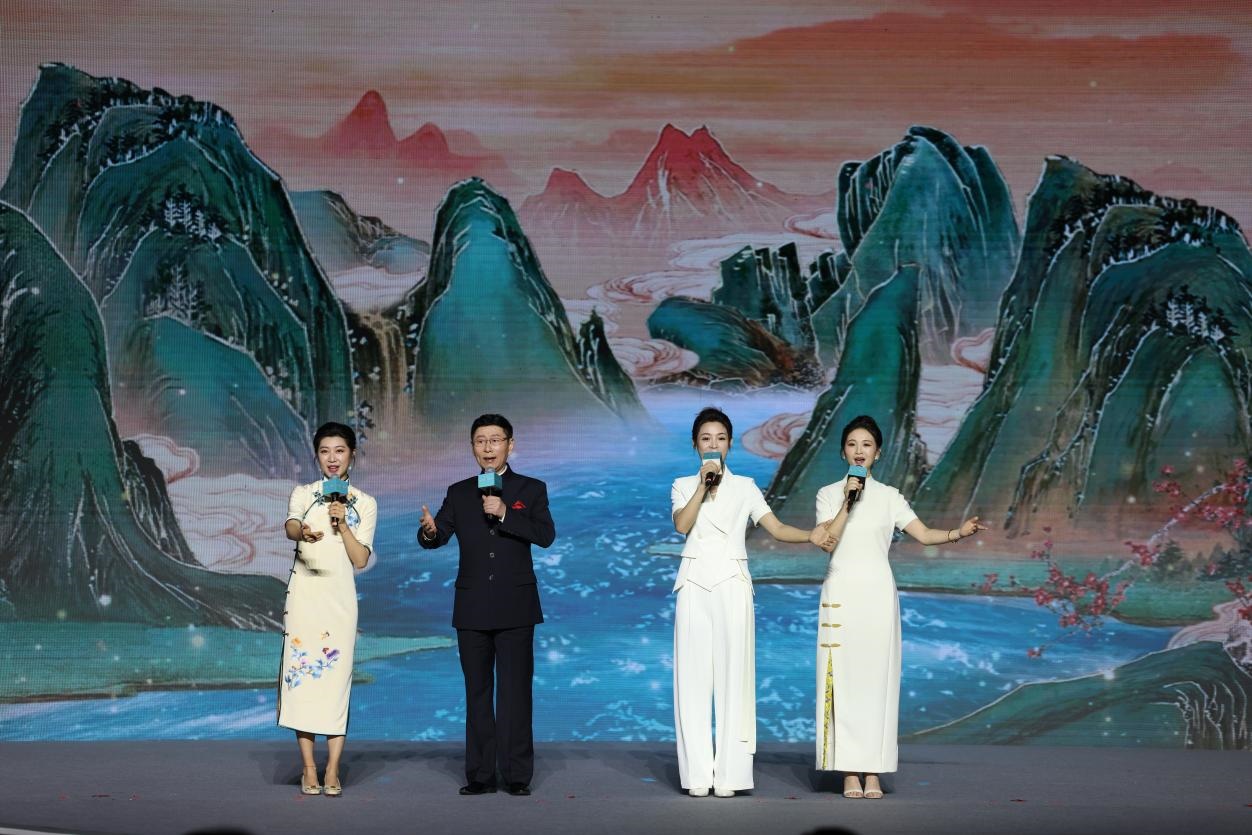 國家一級演員、京劇表演藝術(shù)家王平（左二），國家一級演員、南京藝術(shù)學(xué)院教授單雯（左一），浙江小百花越劇團(tuán)青年演員陳麗君（右二）、何青青（右一）同臺唱響千年運河情。