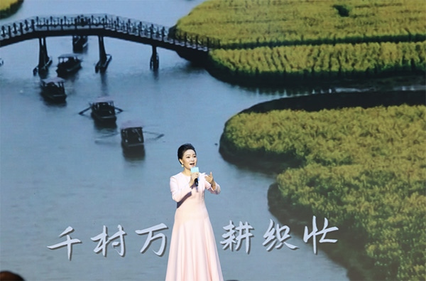 歌唱家、中國音樂學(xué)院教授雷佳現(xiàn)場演唱。
