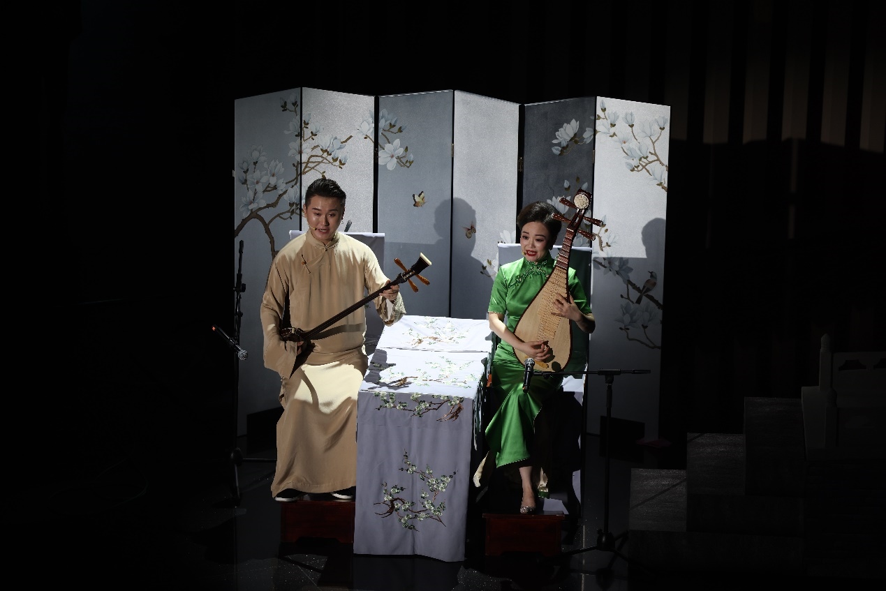 國家一級演員、揚州曲藝研究所青年演員劉芓君（右）、揚州曲藝研究所青年演員王智超（左）現(xiàn)場表演。