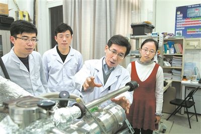 2017年10月，清華大學(xué)低維量子物理國家重點(diǎn)實(shí)驗(yàn)室，薛其坤（左三）與學(xué)生討論實(shí)驗(yàn)工作。 苑潔攝