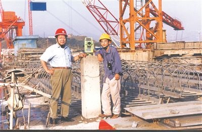  2002年10月，李德仁（左一）在三峽大壩建設(shè)工地。
