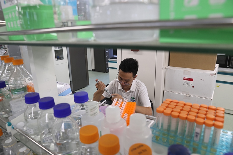 在三亞崖州灣科技城，一名青年科技工作者正在進(jìn)行科研工作。