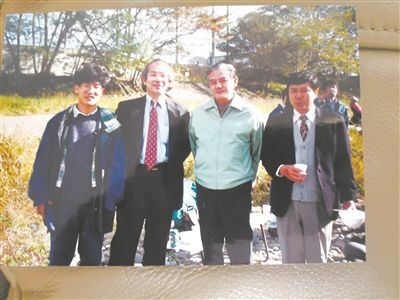薛其坤（左一）在日本求學(xué)期間與導(dǎo)師櫻井教授合影。受訪者供圖