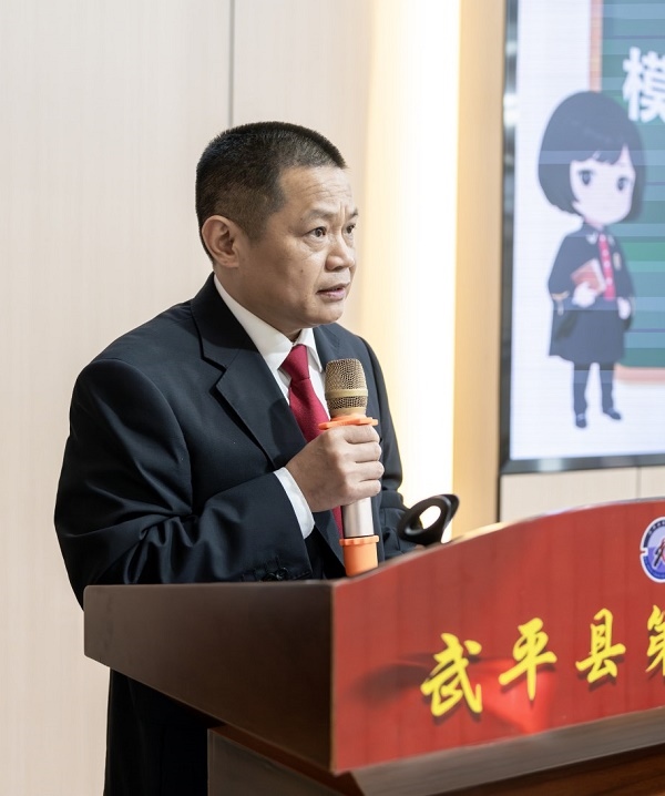 圖④：武平法院刑庭庭長(zhǎng)候良石在模擬法庭后為學(xué)生上普法課。