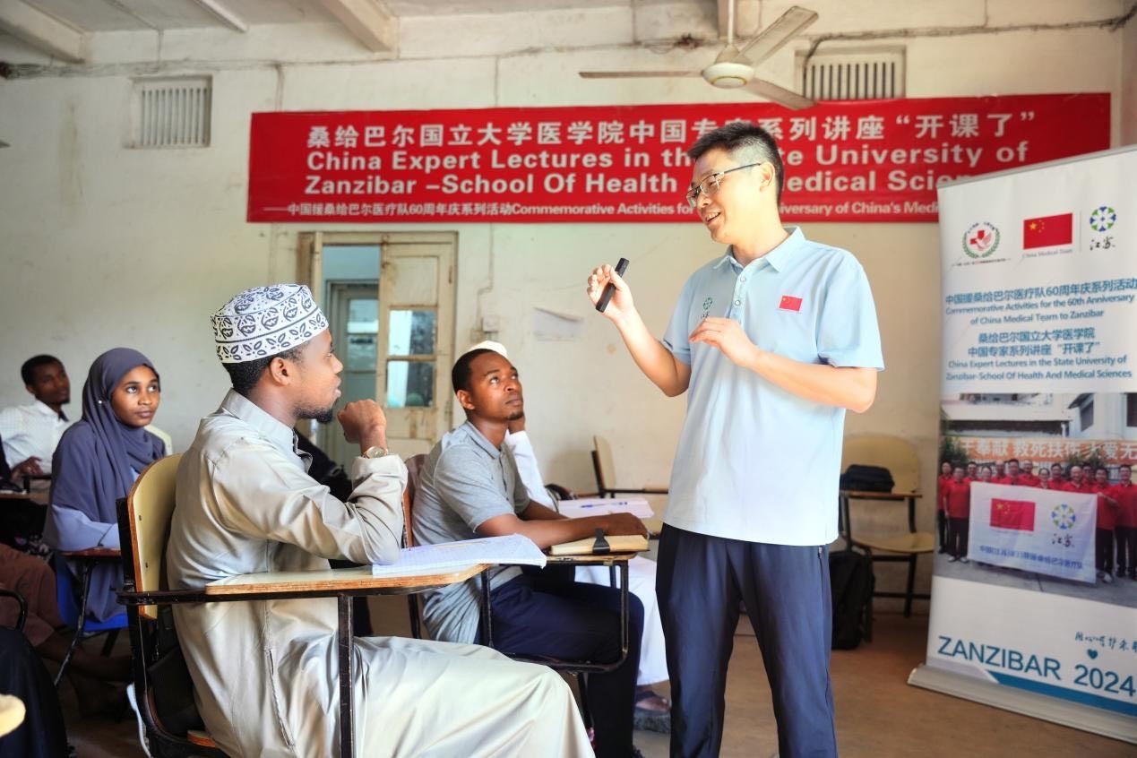李勇醫(yī)生在解答學(xué)生的問題。 中國援桑醫(yī)療隊供圖