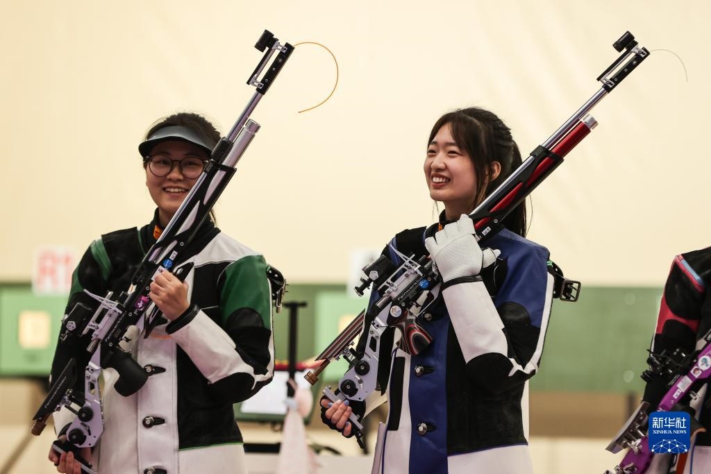 2023年9月24日，在杭州亞運(yùn)會(huì)射擊項(xiàng)目女子10米氣步槍個(gè)人決賽中，中國(guó)選手黃雨婷以252.7環(huán)的成績(jī)獲得冠軍，韓佳予獲得亞軍，印度選手拉米塔獲得季軍。圖為黃雨婷（右）、韓佳予在比賽后。新華社記者 單宇琦 攝