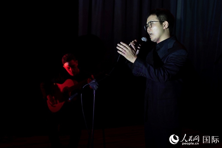 歌曲表演。馬丁·薩巴拉攝
