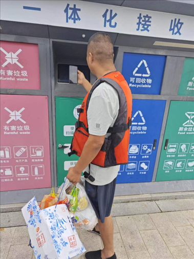 張琪在水上服務(wù)區(qū)處理生活垃圾。人民網(wǎng)記者 黃鈺攝