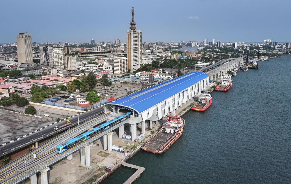 2024年3月2日，在尼日利亞拉各斯，一列輕軌藍(lán)線列車駛?cè)氪a頭站（無(wú)人機(jī)照片）。拉各斯輕軌藍(lán)線是西非地區(qū)首條由中國(guó)企業(yè)自主設(shè)計(jì)、建造、施工、運(yùn)營(yíng)的電氣化城市軌道交通項(xiàng)目。新華社記者 韓旭 攝