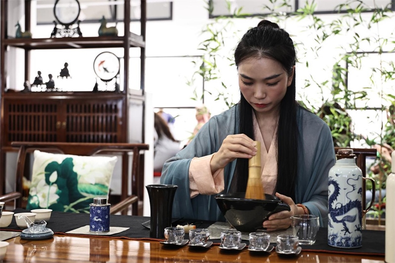 茶藝師現(xiàn)場展示宋式點(diǎn)茶。拉巴特中國文化中心供圖