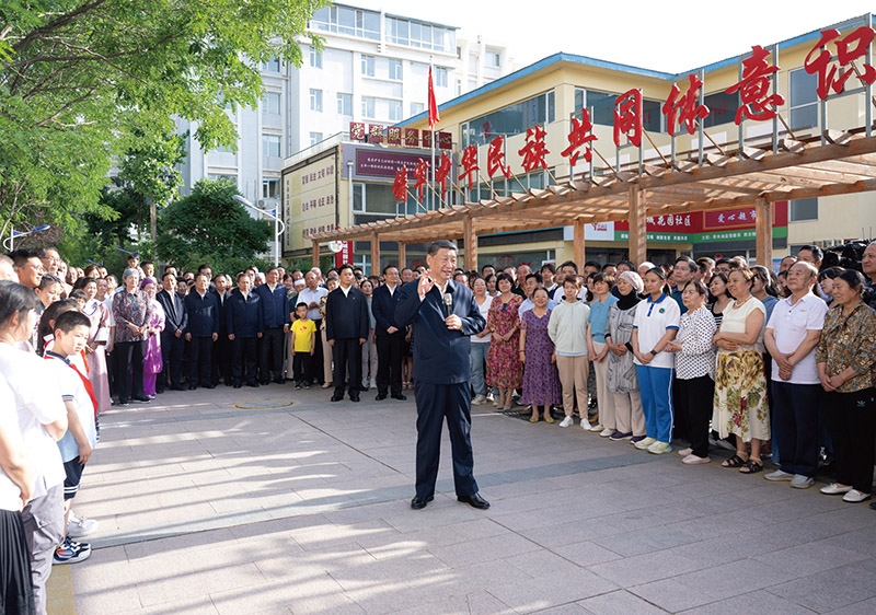 2024年6月19日至20日，中共中央總書(shū)記、國(guó)家主席、中央軍委主席習(xí)近平在寧夏考察。這是19日下午，習(xí)近平在銀川市金鳳區(qū)長(zhǎng)城花園社區(qū)考察時(shí)，同社區(qū)居民親切交流。 新華社記者 謝環(huán)馳/攝