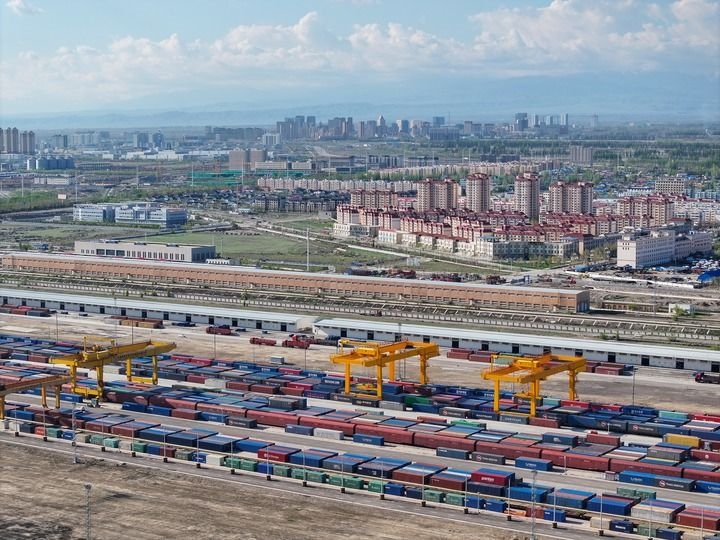 這是2024年4月18日拍攝的霍爾果斯鐵路口岸換裝場(chǎng)（無(wú)人機(jī)照片）。新華社記者 趙戈 攝