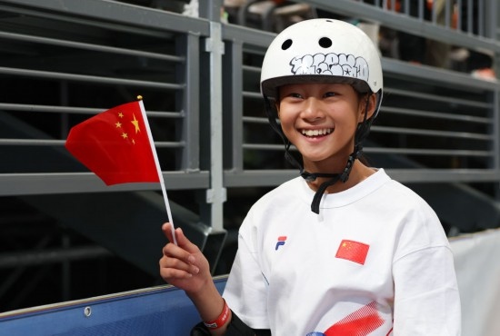 5月16日，巴黎奧運會資格系列賽上海站滑板女子碗池預(yù)賽在上海舉行。圖為鄭好好在比賽后慶祝，她在預(yù)賽中最佳成績?yōu)?1.73分。新華社記者 王楷焱 攝