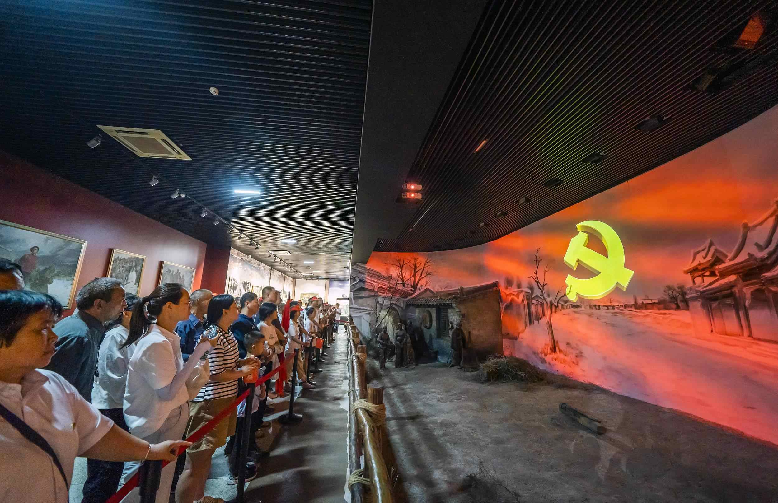 山西呂梁，游客正在文水縣劉胡蘭紀(jì)念館參觀。（圖片來源：視覺中國）