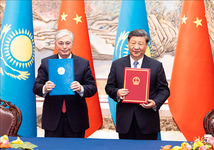 2023年5月17日下午，國(guó)家主席習(xí)近平在西安同來(lái)華出席中國(guó)—中亞峰會(huì)并進(jìn)行國(guó)事訪問(wèn)的哈薩克斯坦總統(tǒng)托卡耶夫會(huì)談。會(huì)談后，兩國(guó)元首簽署了《中華人民共和國(guó)和哈薩克斯坦共和國(guó)聯(lián)合聲明》，共同見(jiàn)證簽署經(jīng)貿(mào)、能源、交通、農(nóng)業(yè)、互聯(lián)互通、人文、地方等領(lǐng)域多項(xiàng)雙邊合作文件。新華社記者 黃敬文 攝