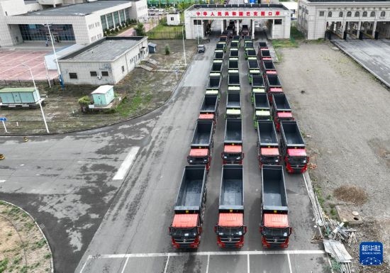 7月2日，車輛在巴克圖口岸辦理通關(guān)手續(xù)（無(wú)人機(jī)照片）。新華社發(fā)（馬丁 攝）