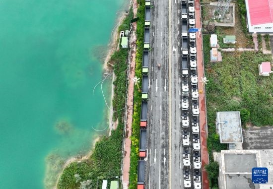 7月2日，車輛在巴克圖口岸有序出境（無(wú)人機(jī)照片）。新華社發(fā)（馬丁 攝）