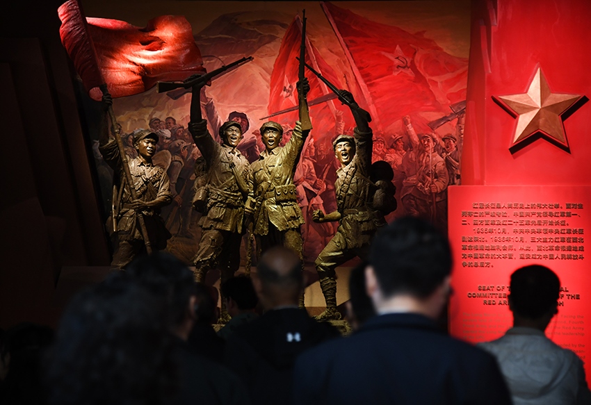 圖為2024年5月9日，游客在延安革命紀(jì)念館參觀。 新華社記者 張博文 攝