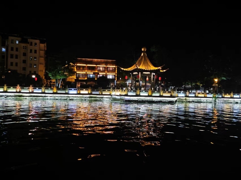 里運河文化長廊夜景。人民網(wǎng)記者 黃鈺攝