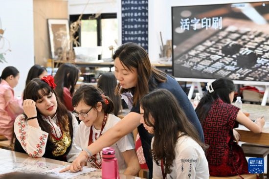 7月3日，外國(guó)學(xué)生在了解中國(guó)文化。新華社記者 李然 攝