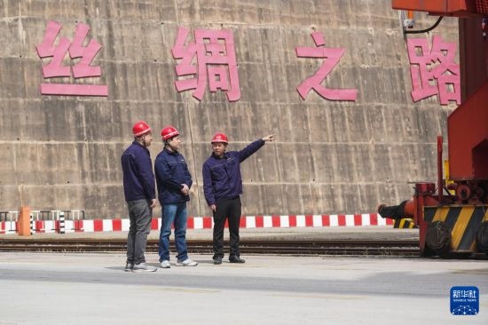 中哈兩國工作人員在中哈連云港物流合作基地交流（2023年5月10日攝）。新華社記者 季春鵬 攝