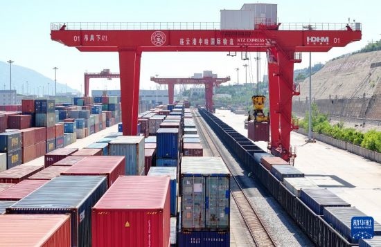 6月30日，在中哈連云港物流合作基地，大型機械在吊裝集裝箱（無人機照片）。新華社發(fā)（王健民 攝）