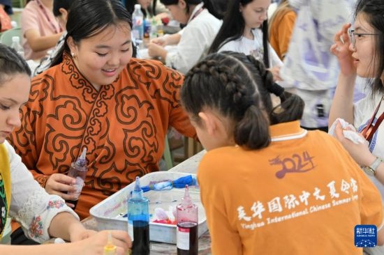 7月3日，外國(guó)學(xué)生在了解中國(guó)的染布技術(shù)。新華社記者 李然 攝