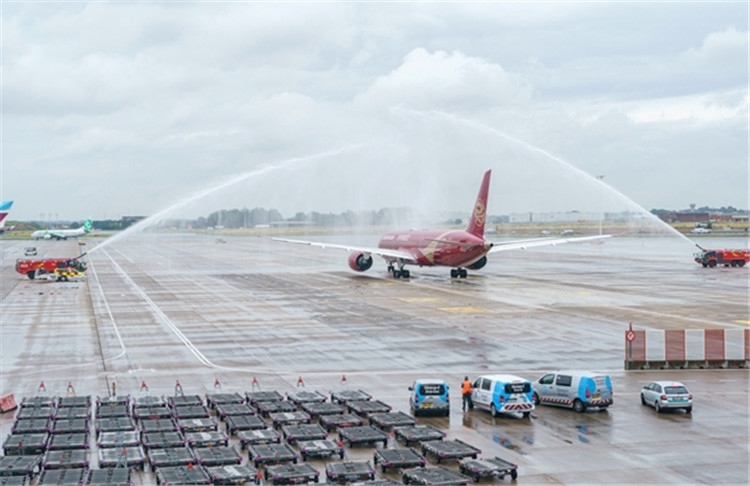 圖為布魯塞爾-上海返程航班出發(fā)前，布魯塞爾機(jī)場(chǎng)方面為返程航班舉行水門儀式。吉祥航空供圖