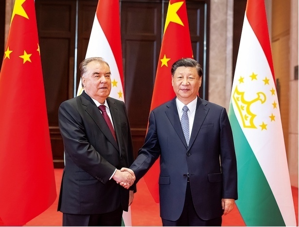 2023年5月，國家主席習近平在西安同來華出席中國—中亞峰會并進行國事訪問的塔吉克斯坦總統(tǒng)拉赫蒙會談。新華社記者 丁海濤 攝