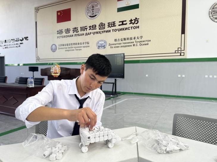 在塔吉克斯坦魯班工坊內(nèi)，學(xué)員正在操作能力源創(chuàng)新套件。本報記者 屈佩 攝