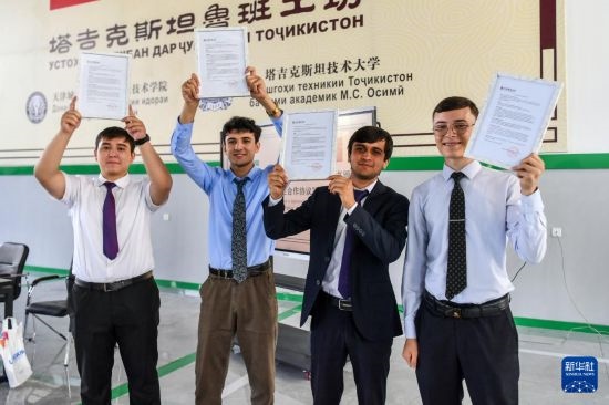 7月3日，在塔吉克斯坦首都杜尚別，魯班工坊赴華留學生展示錄取通知書。新華社記者 曹陽 攝