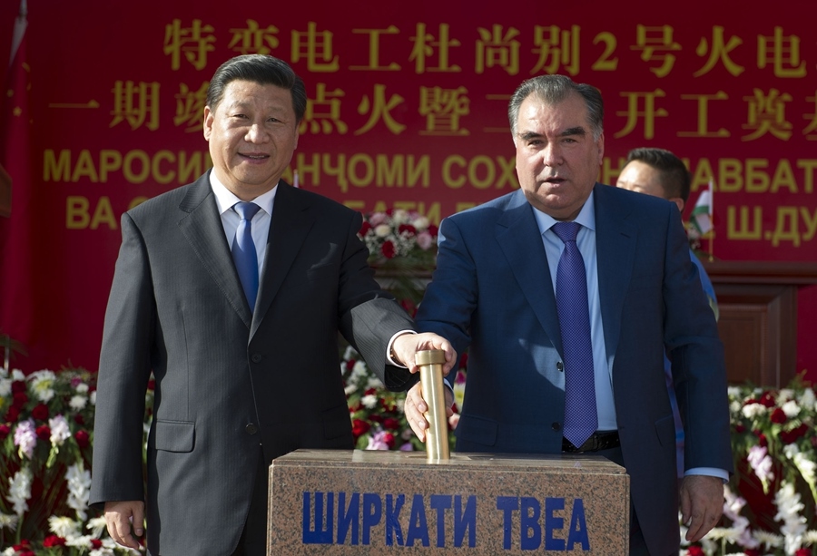 2014年9月13日，國家主席習(xí)近平和塔吉克斯坦總統(tǒng)拉赫蒙在杜尚別共同出席中塔兩國重大合作項目——杜尚別2號熱電廠一期工程竣工儀式、二期工程開工儀式。這是習(xí)近平和拉赫蒙一同將裝有兩國元首簽名二期工程奠基紀(jì)念頁的金色金屬管放入水泥墩中。新華社記者 黃敬文 攝