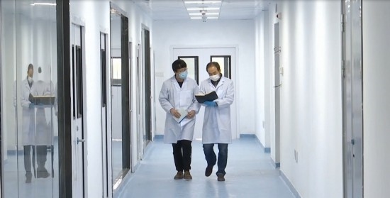 中國科學(xué)院贛江創(chuàng)新研究院科研人員在交流。（贛州市贛縣區(qū)融媒體中心供圖）