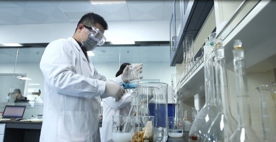 中國科學(xué)院贛江創(chuàng)新研究院科研人員在做實驗。