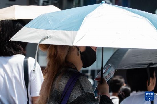 7月4日，人們在日本東京原宿的街道上等待紅綠燈。新華社記者 張笑宇 攝