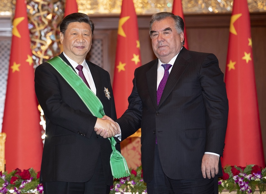 2019年6月15日，國家主席習(xí)近平在杜尚別出席儀式，接受塔吉克斯坦總統(tǒng)拉赫蒙授予“王冠勛章”。新華社記者 沙達(dá)提 攝
