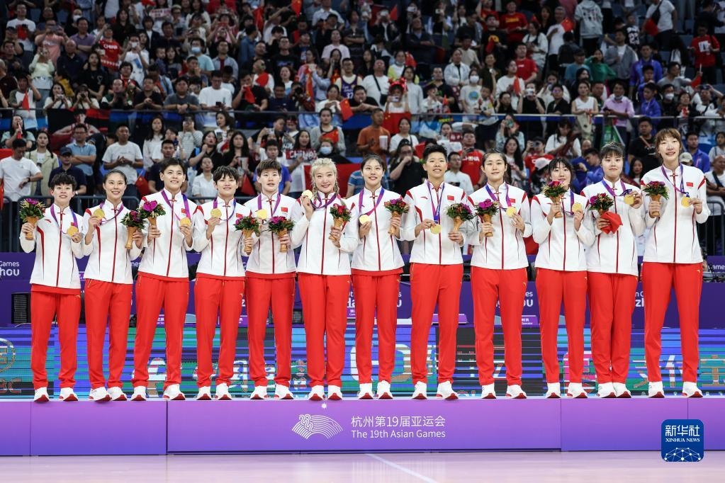 2023年10月5日，在杭州亞運會籃球項目女子決賽中，中國隊以74比72戰(zhàn)勝日本隊，奪得冠軍。圖為中國隊球員在頒獎儀式上。新華社記者 潘昱龍 攝