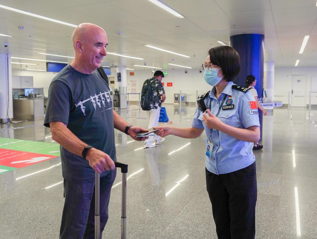  7月2日，南寧邊檢站移民管理警察引導(dǎo)外籍旅客有序通關(guān)。（南寧邊檢站供圖）