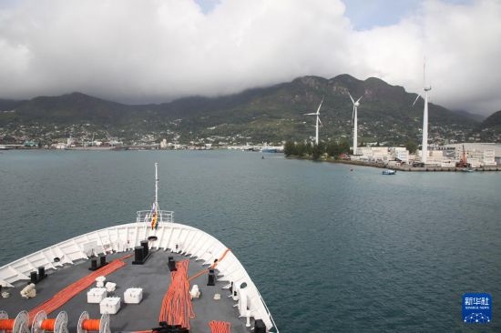 7月5日，中國(guó)海軍“和平方舟”號(hào)醫(yī)院船抵達(dá)塞舌爾維多利亞新港碼頭。新華社發(fā)（劉志磊 攝）
