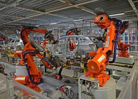在華晨寶馬沈陽(yáng)鐵西工廠車身車間，機(jī)器臂在焊接車身（2022年2月16日攝）。新華社記者 楊青 攝