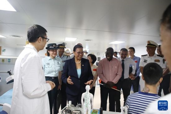 7月5日，塞舌爾衛(wèi)生部長(zhǎng)維多在中國(guó)海軍“和平方舟”號(hào)醫(yī)院船上參觀中醫(yī)診室。新華社發(fā)（劉志磊 攝）