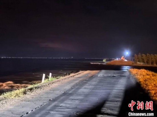  7月6日凌晨，湖南岳陽華容縣團(tuán)洲垸洞庭湖一線堤防決口現(xiàn)場。中新社記者 白祖偕 攝