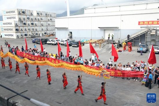 這是7月5日在塞舌爾維多利亞新港碼頭拍攝的歡迎儀式。新華社發(fā)（劉志磊 攝）