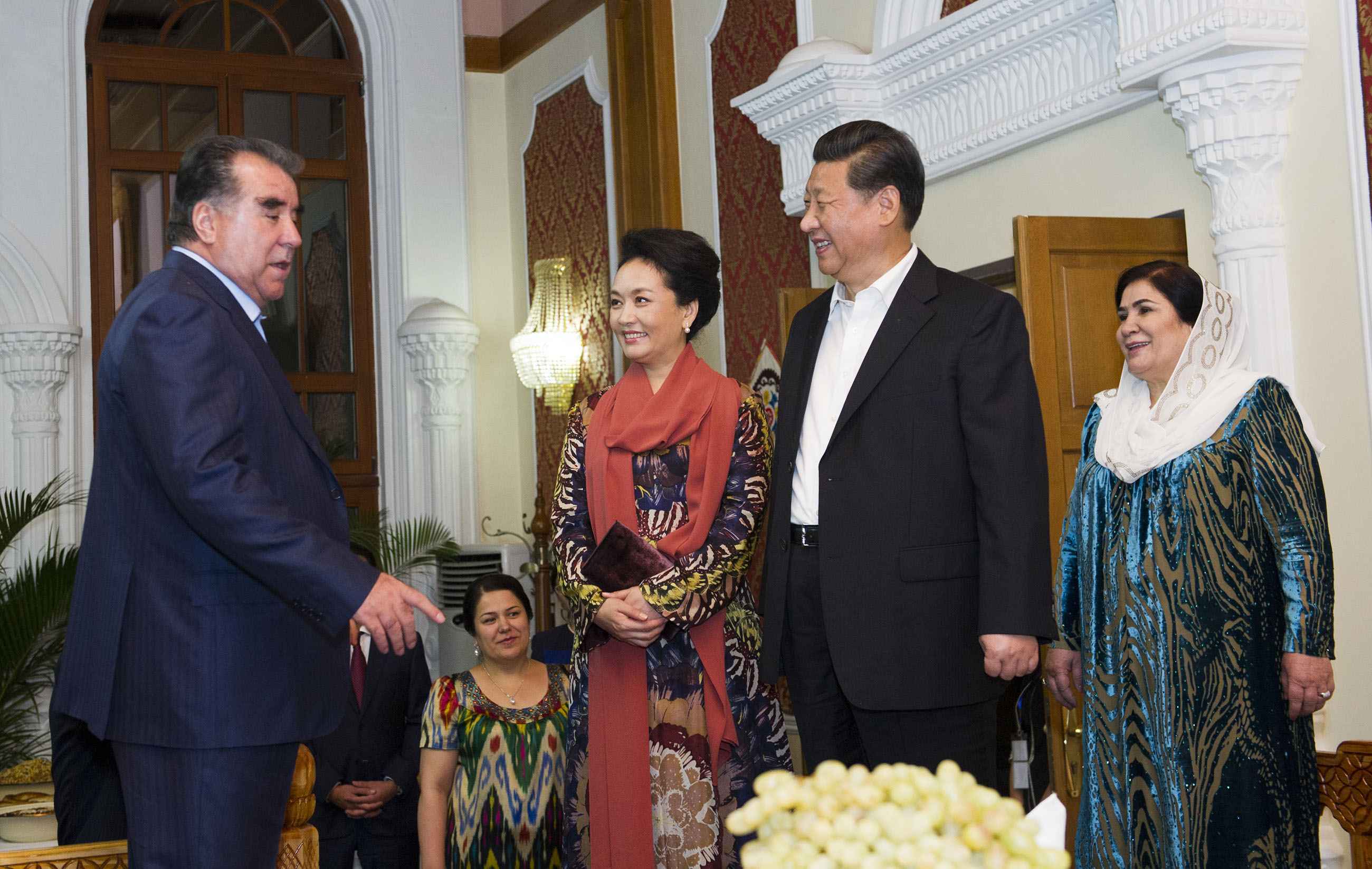 2014年9月12日，習(xí)近平主席在杜尚別出席塔吉克斯坦總統(tǒng)拉赫蒙舉行的家宴。這是習(xí)近平主席和夫人彭麗媛在拉赫蒙夫婦陪同下參觀總統(tǒng)官邸。
